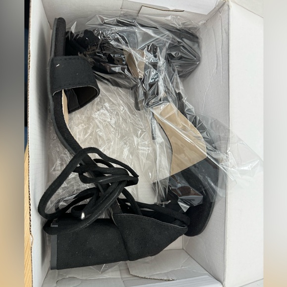 NWT Women’s cross strapped sandals size 8 (38) - Picture 2 of 5